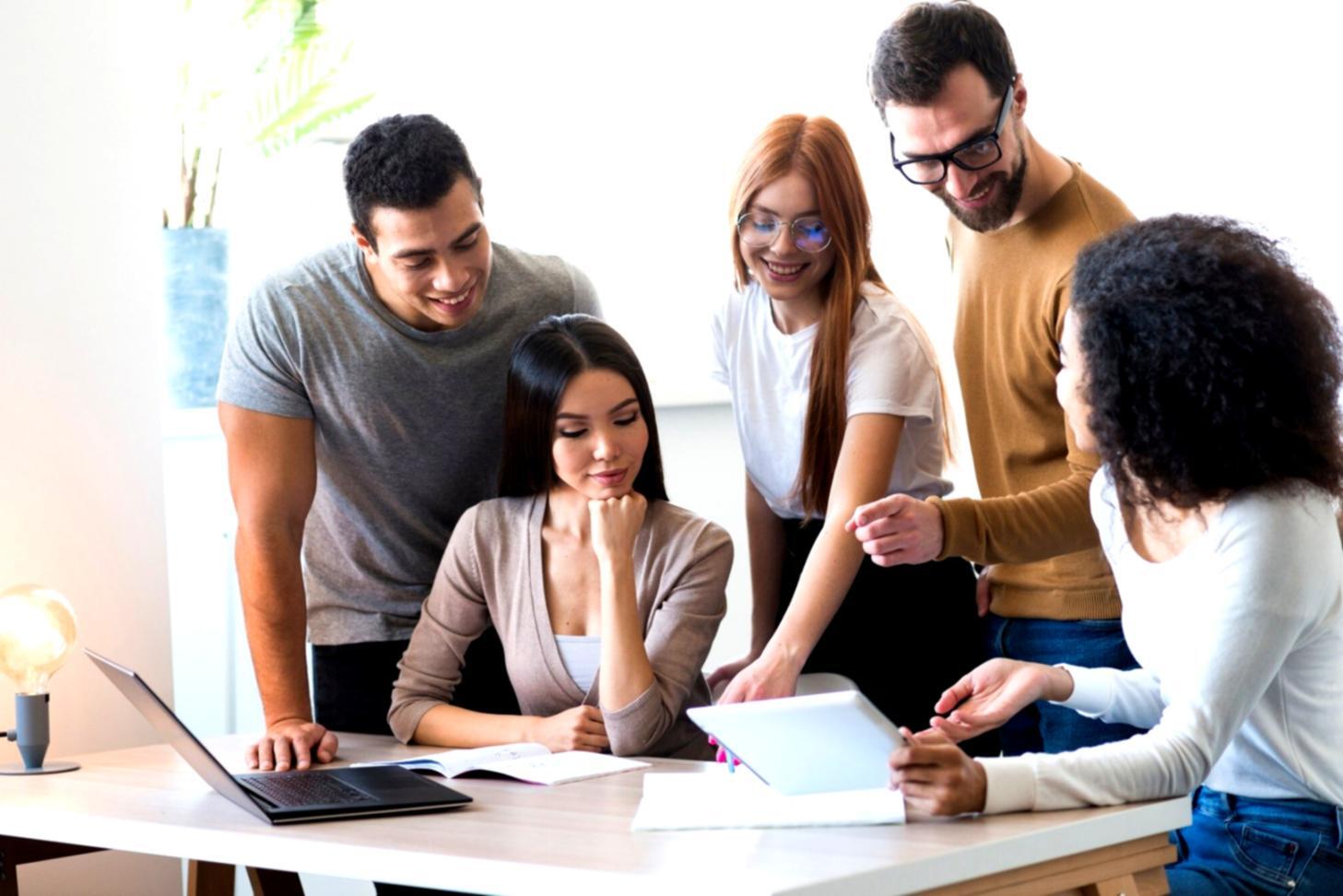 Kreative Arbeitsumgebung mit Schreibmaterialien und Ideenskizzen