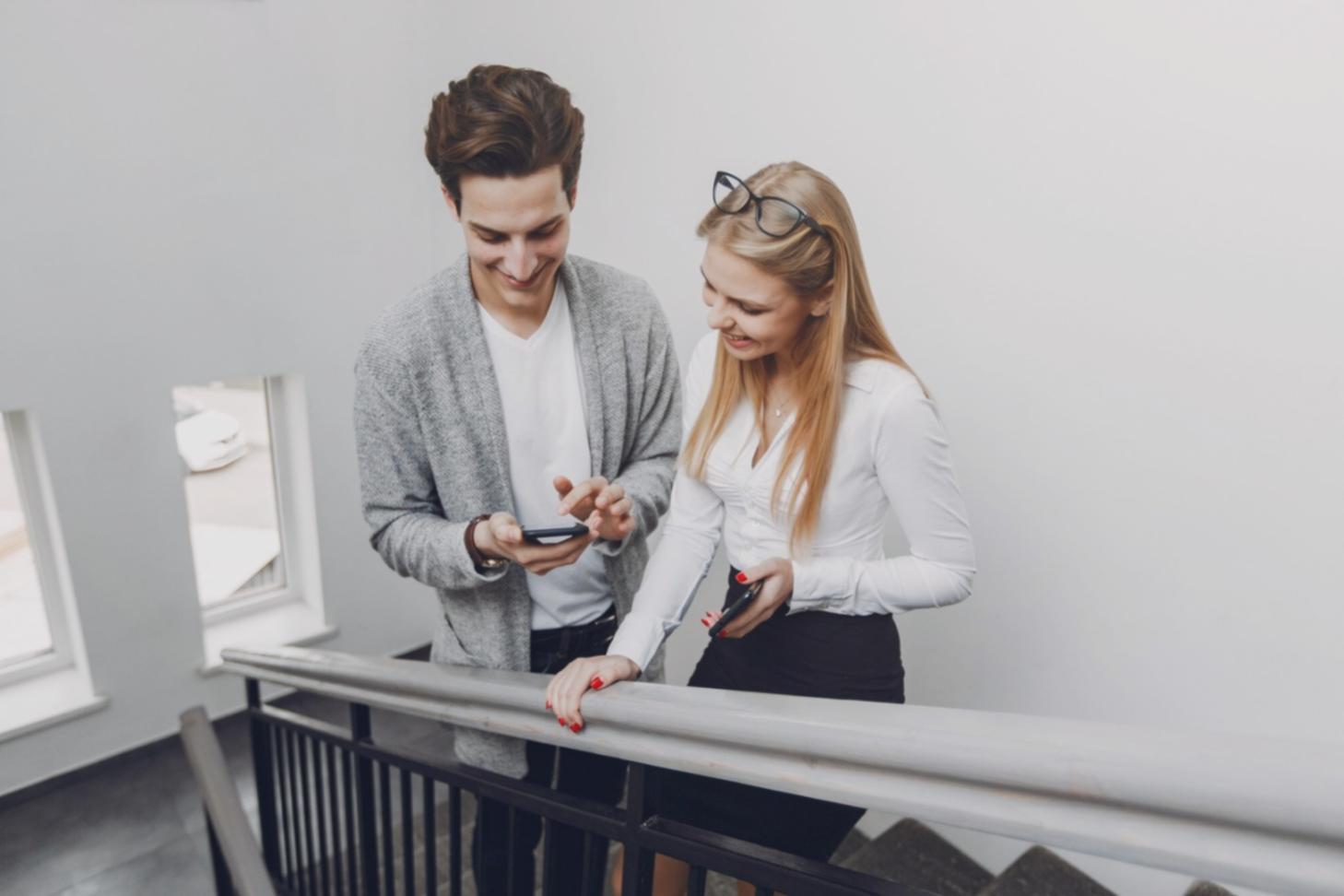 Workshop-Situation mit Teilnehmern beim kreativen Arbeiten