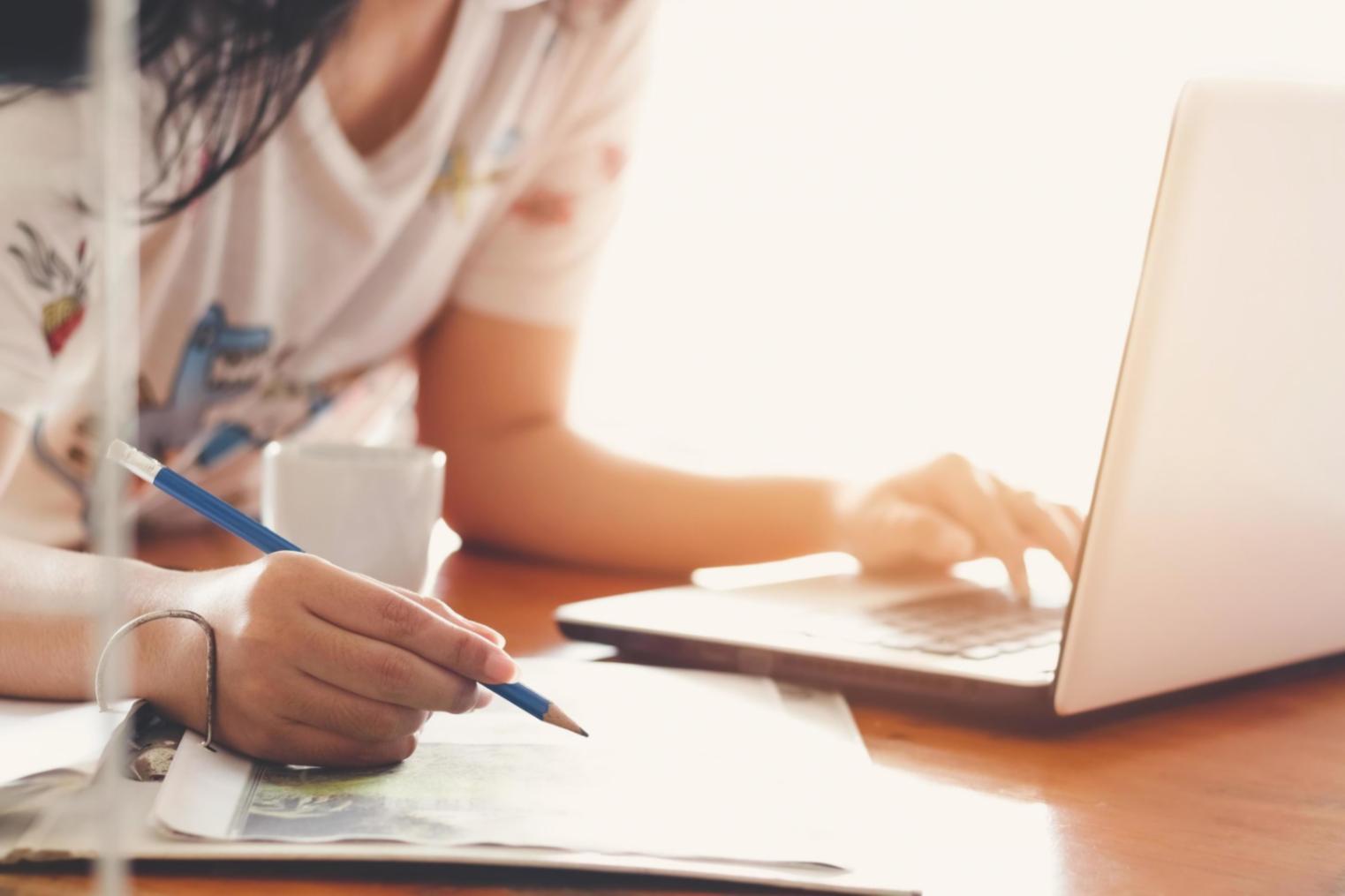 Gemütliches Café mit Büchern und kreativer Atmosphäre